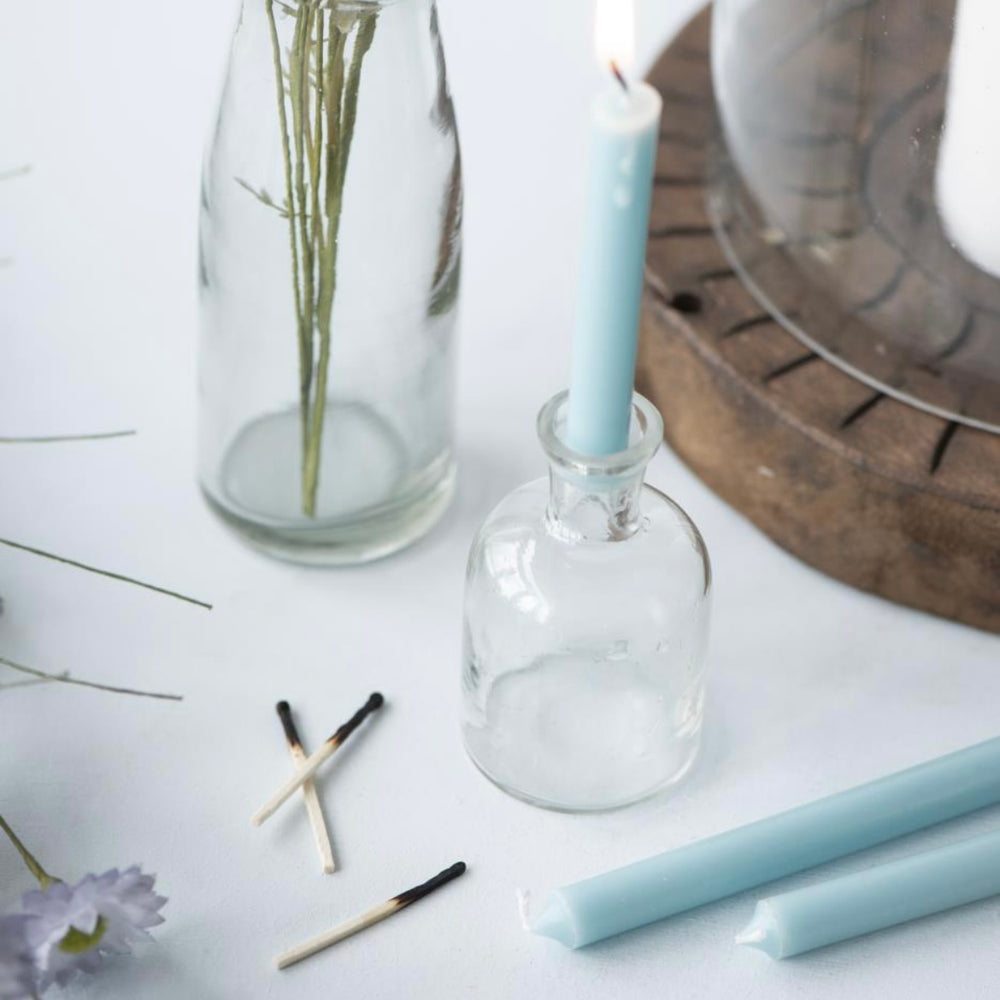 Hellblaue Stabkerze dünn in Glashalter Dekoration Ambiente maritime Stimmung