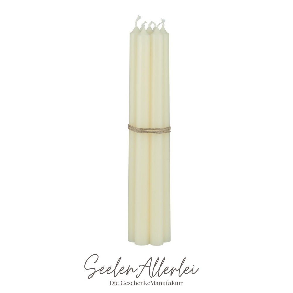 Cremefarbene dünne Stabkerzen mit Naturseil gebündelt warme Dekoration