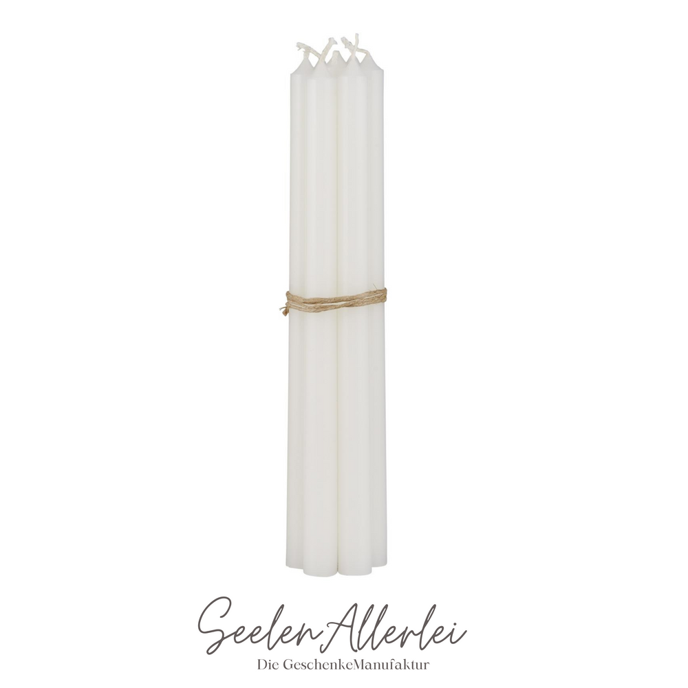 Weiße Stabkerzen dünn mit Juteseil gebündelt klassische Dekoration schlicht