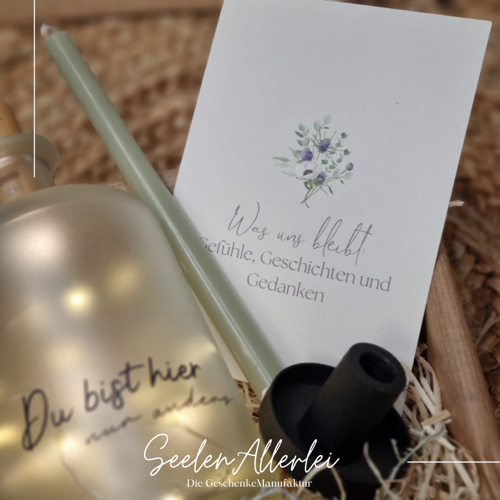 Trauerbox personalisiert Detail Leuchtflasche Gravur Du bist hier nur anders Karte Gefuehle Geschichten Gedanken Kerzenhalter schwarz