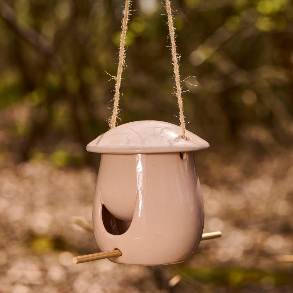 Vogelfutterhaus von IbLaursen in der Farbe malva als Beispielfoto hängend im Baum