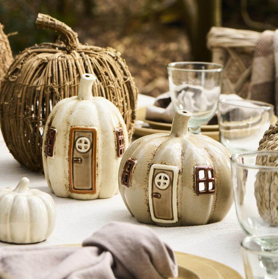 wunderschöne herbstliche  Tischdekoration als Beispielbild für die Verwendung des Keramikkürbis