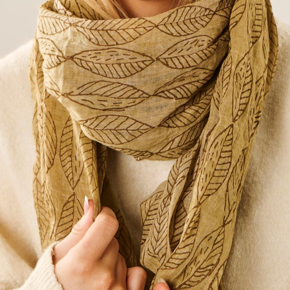 wunderschöner Schal aus 100% Baumwolle als Halstuch um den Hals einer blonden Frau