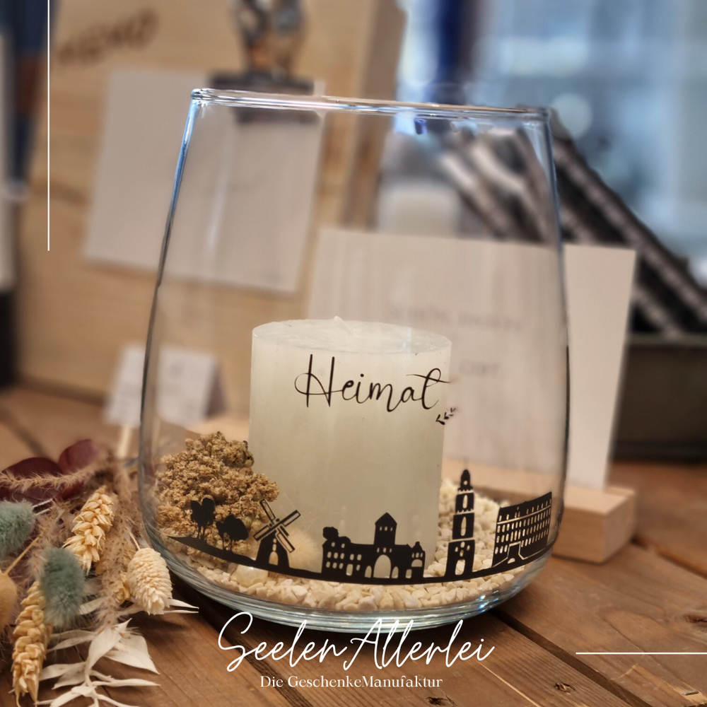 Beleuchtetes SOULBOWL Windlicht mit Kerze und der Aufschrift "Heimat" als stimmungsvolle Dekoration