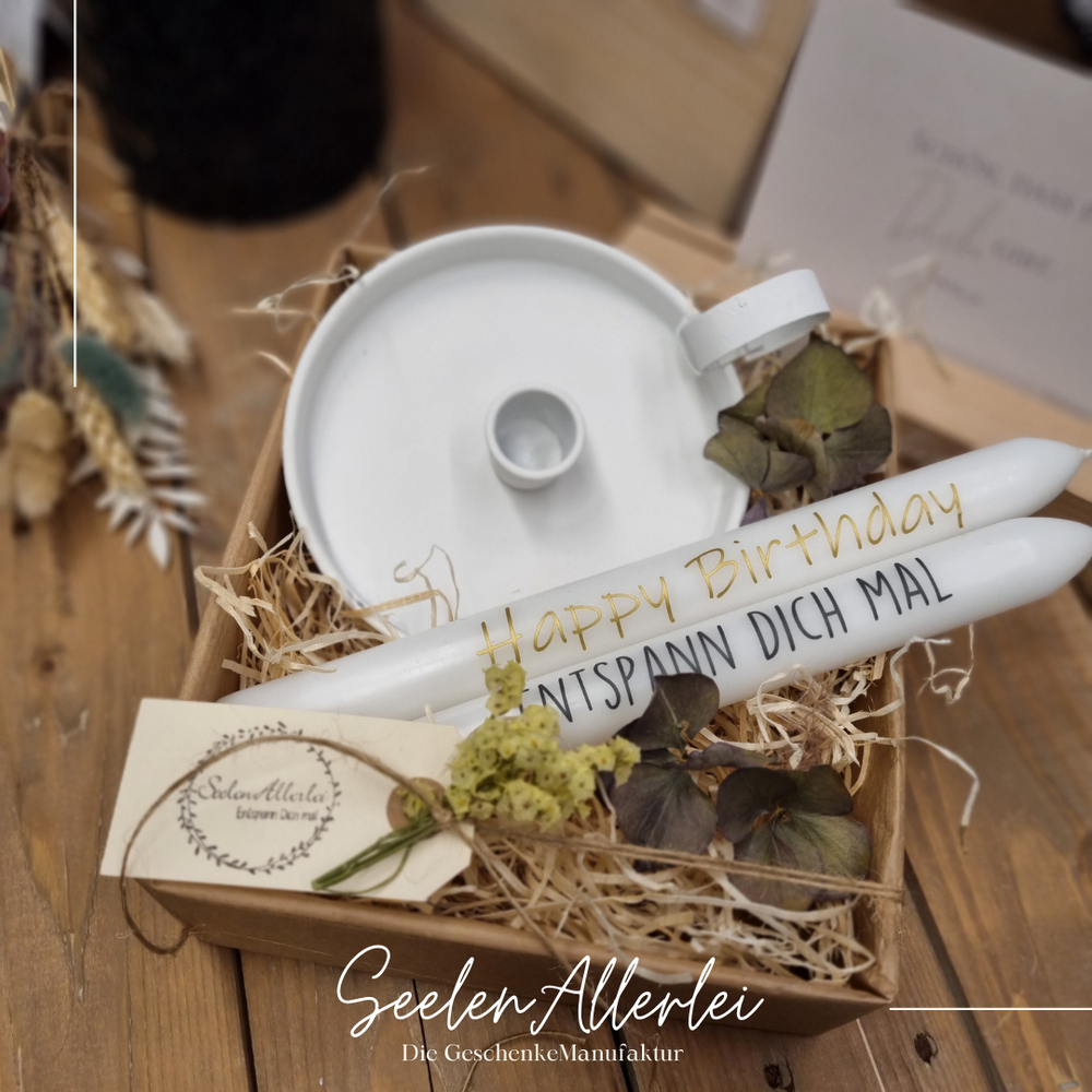 weiße Kammerleuchte als Geschenkset zusammen mit zwei Stabkerzen mit Botschaft in einer Geschenkschachtel