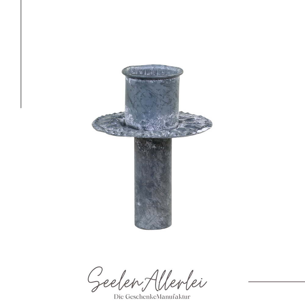 kleiner Kerzenhalter für Flaschen aus zink vor weißem hintergrund