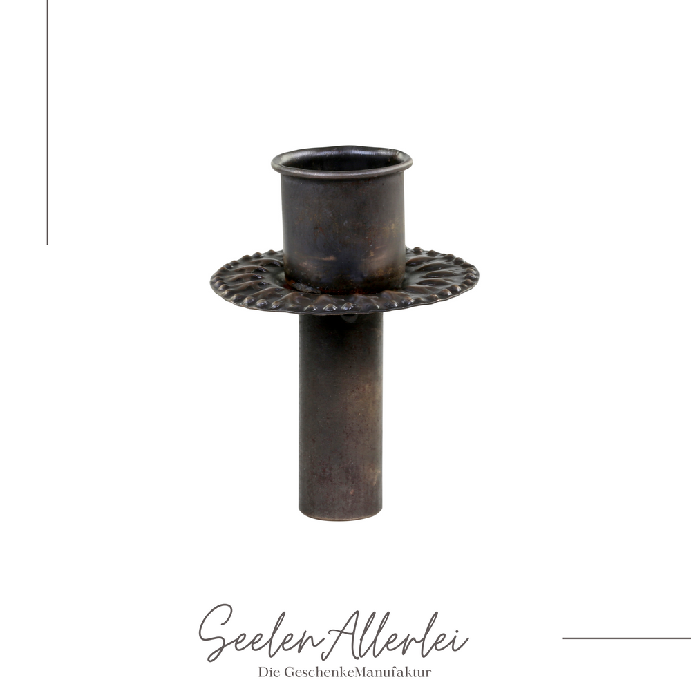 kleiner messingfarbener Flaschenaufsatz für Kerzen vor weißem Hintergrund