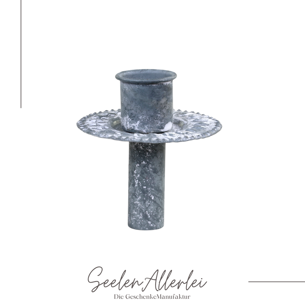 zinkfarbener Kerzenhalter vor weißem hintergrund