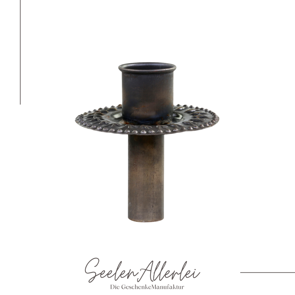 messingfarbener Kerzenhalter für Flaschen vor weißem Hintergrund