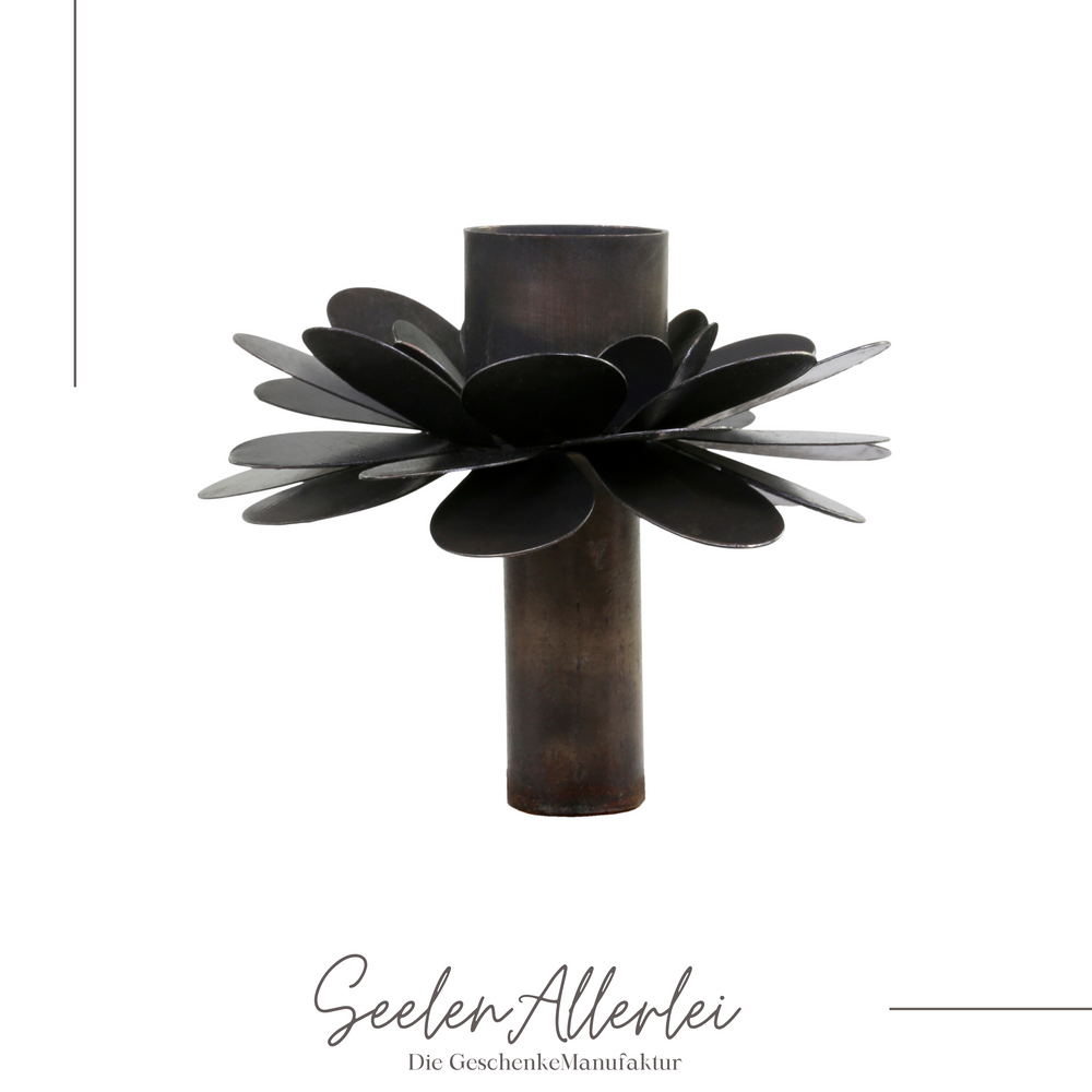 Detailaufnahme Kerzenhalter für Flaschen als Blume vor einem weißem Hintergrund.