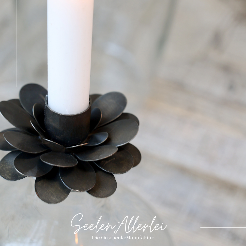 Detailaufnahme des Flaschenaufsatzes für eine Stabkerze in Form einer Blume aus Messing.