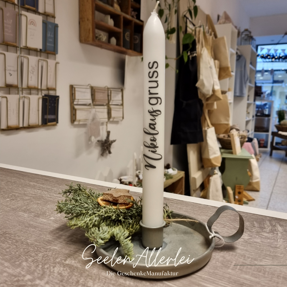 Kammerleuchte zink mit einer Kerze dekoriert mit Tannenzweigen