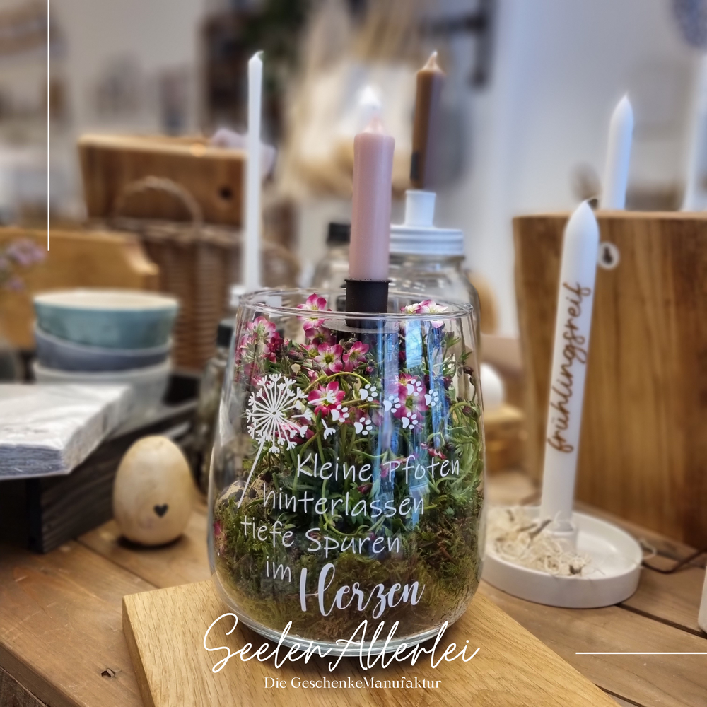 Windlicht mit Steckmoos und Kerzenstecker mit einer Kerze in und der Aufschrift Kleine Pfoten hinterlassen tiefe Spuren im Herzen